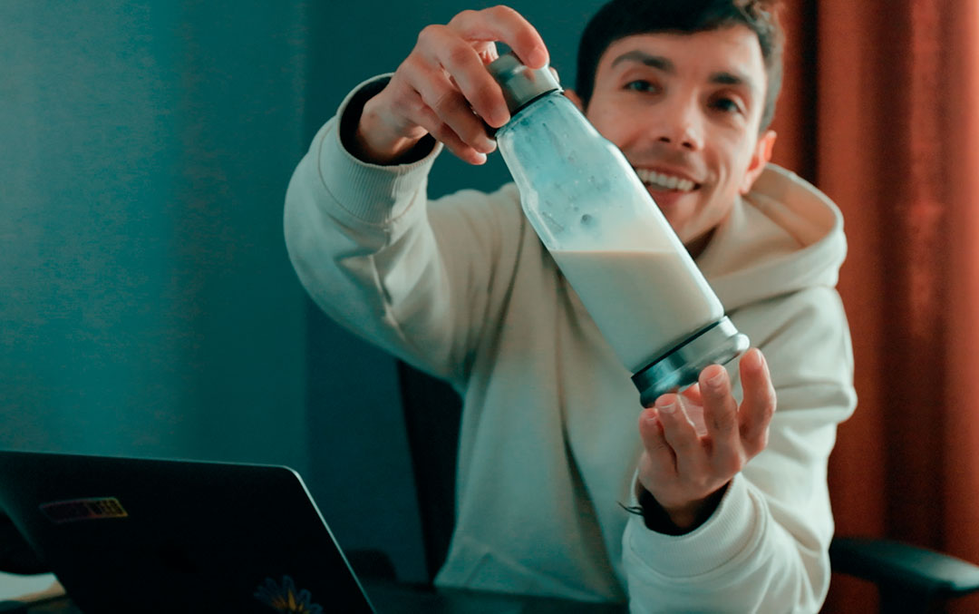 Noé de House of Weed bebiendo Bhang bebida con cannabis de la India