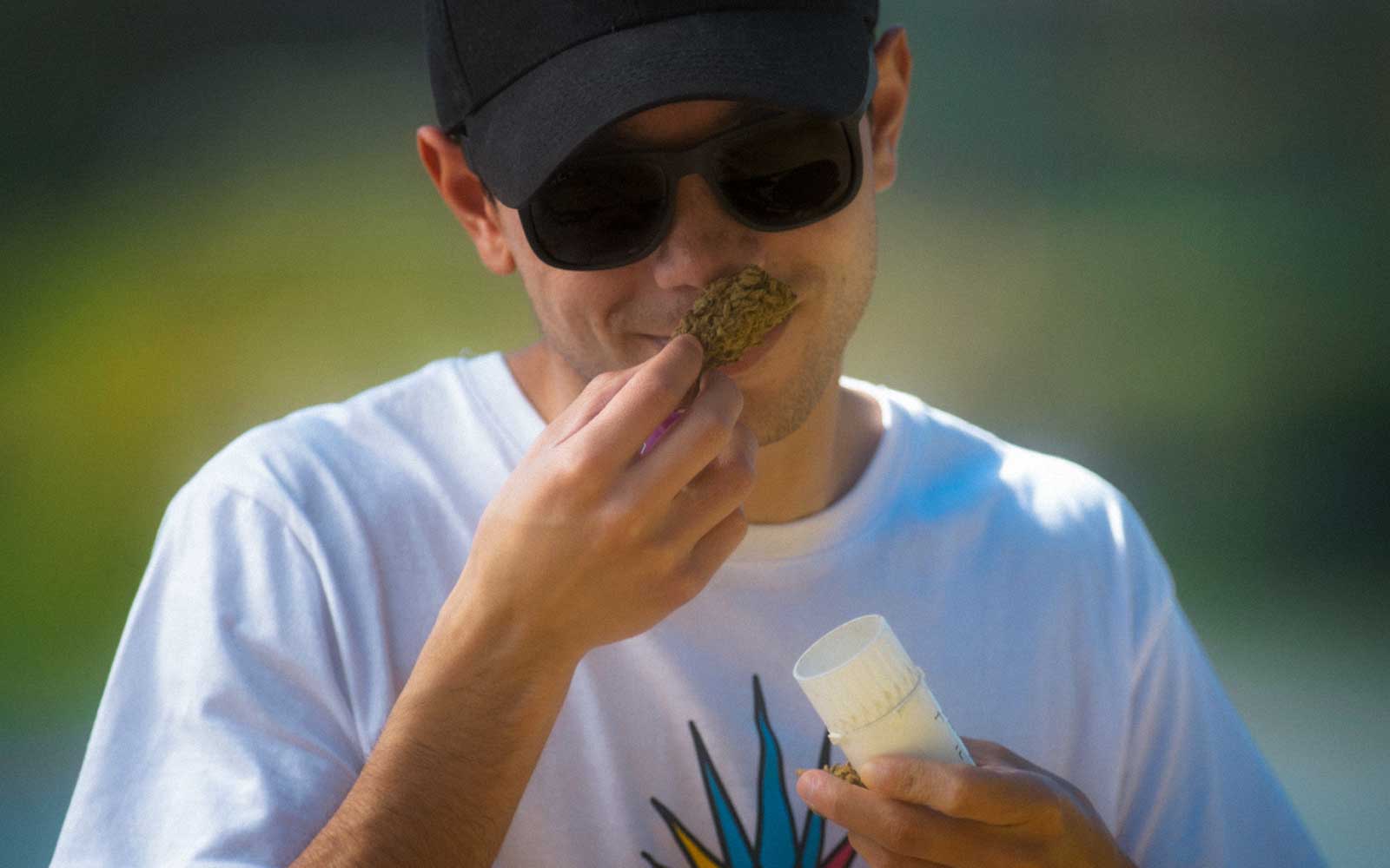 alt='' persona oliendo terpenos de marihuana ''
