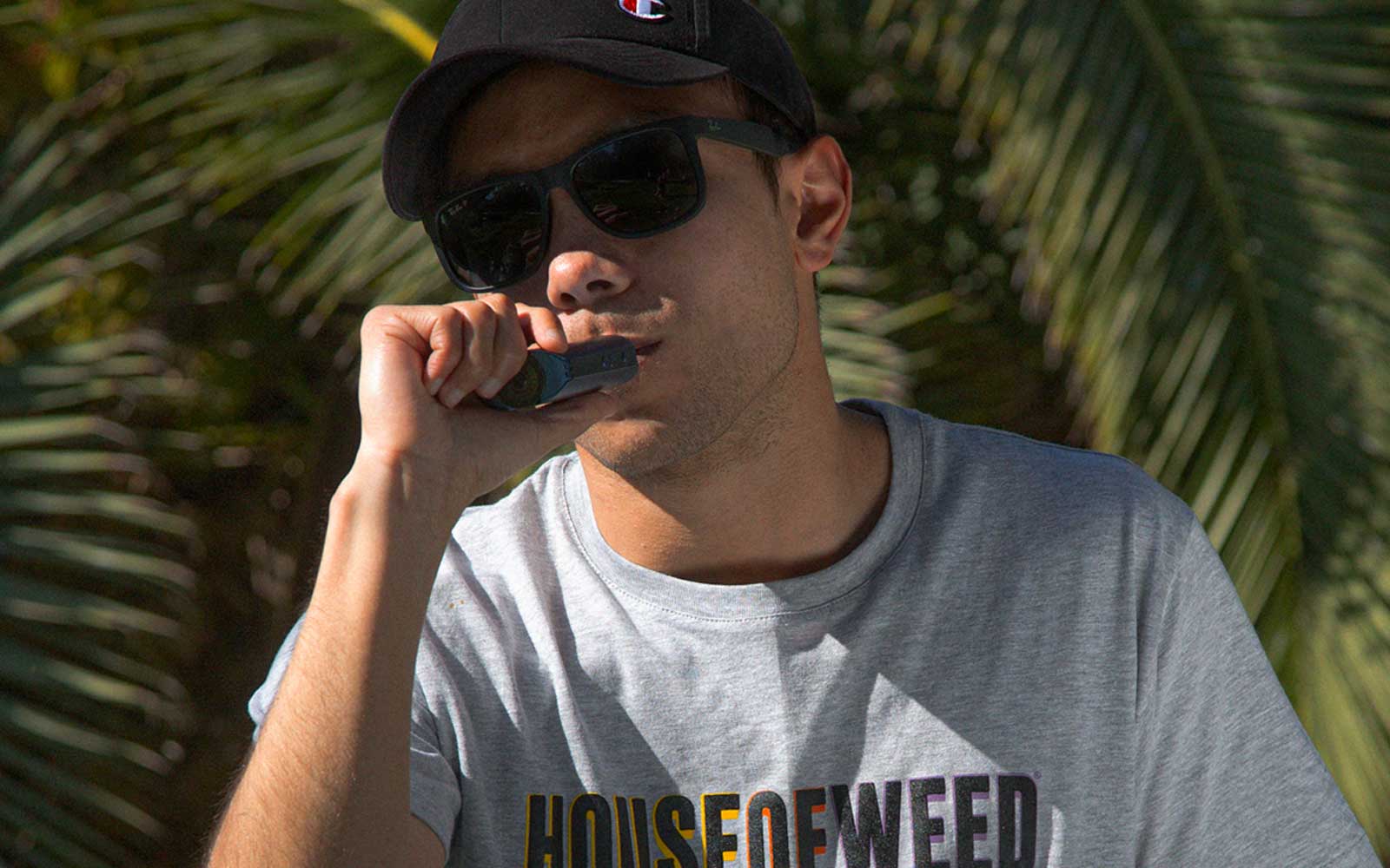 alt='' persona vaporizando cannabis ''.jpg