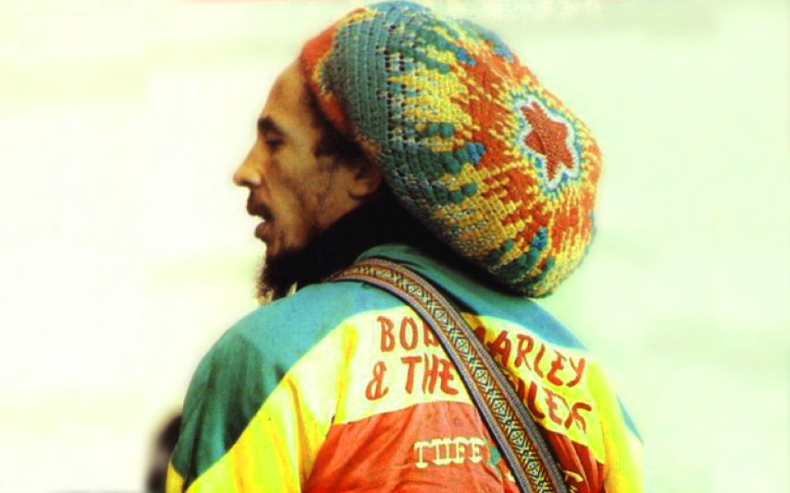 bob marley vistiendo colores rastafari