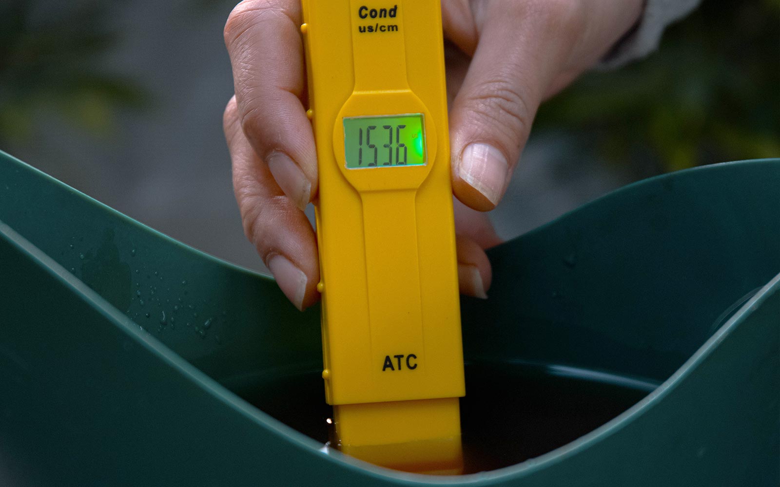 medidor de EC sumergido en agua indicando medición de 69EC y 55ºC